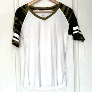 Authentic T-Shirt Company ATC White Camo V-Neck Gorpcore Military Utility Size M